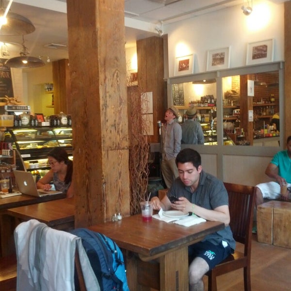 6/22/2013 tarihinde Zethus S.ziyaretçi tarafından The Café Grind'de çekilen fotoğraf