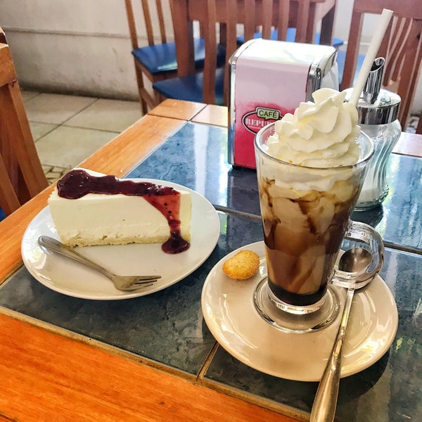 Exquisito café helado y cheese cake de frutos rojos. Lugar pequeño pero muy acogedor y excelente atención.