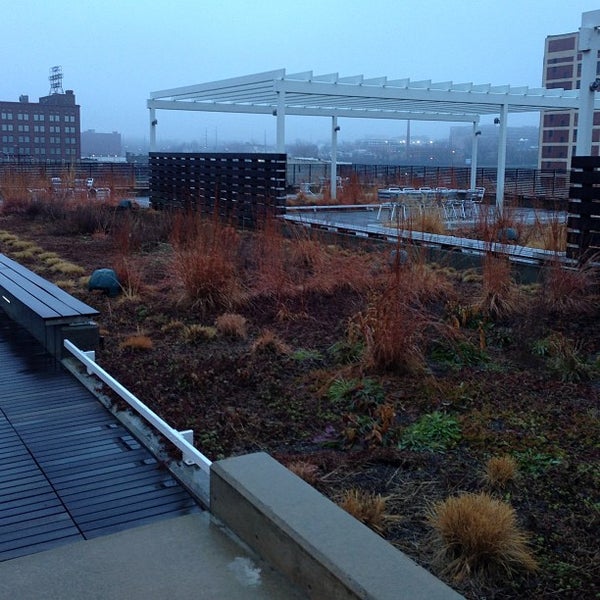 รูปภาพถ่ายที่ The Roof at Barkley โดย Christi W. เมื่อ 1/10/2013