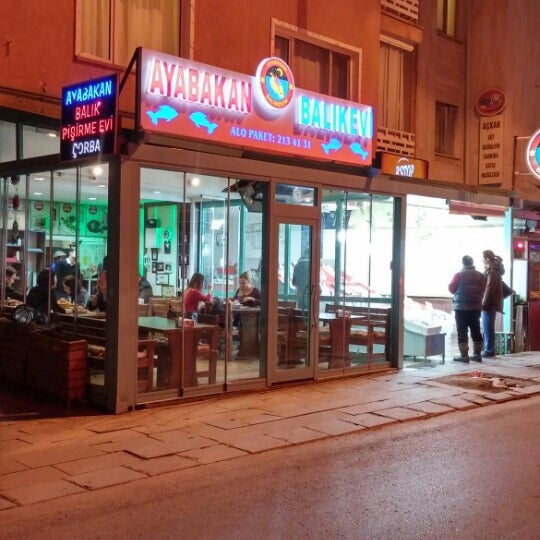 Das Foto wurde bei Ayabakan Balık ve Pişirme Evi von Büşra Ç. am 3/6/2016 aufgenommen