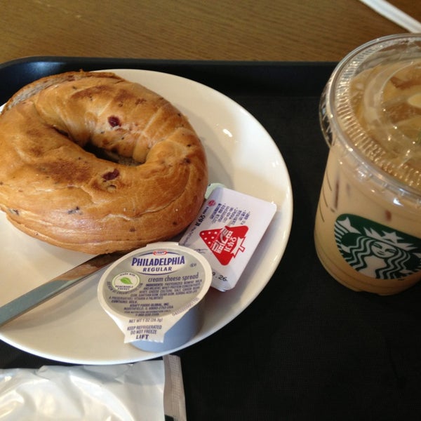 Foto tirada no(a) Starbucks por Bora K. em 6/23/2013
