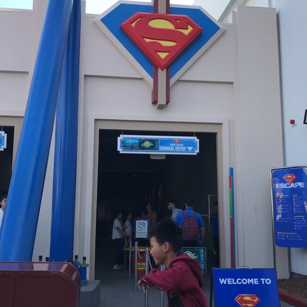 Photo taken at Superman Escape by Hind on 7/25/2018