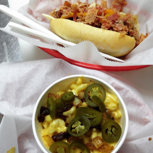 Foto scattata a Steve&#39;s Hot Dogs &amp; Burgers da Steve E. il 7/4/2015