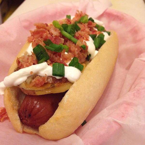 Foto scattata a Steve&#39;s Hot Dogs &amp; Burgers da Steve E. il 8/12/2015