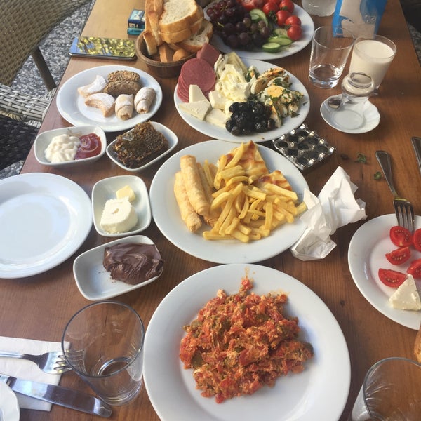 Foto diambil di Saraylı Restoran oleh 🥃İlhan 🚗🏎 pada 8/7/2019