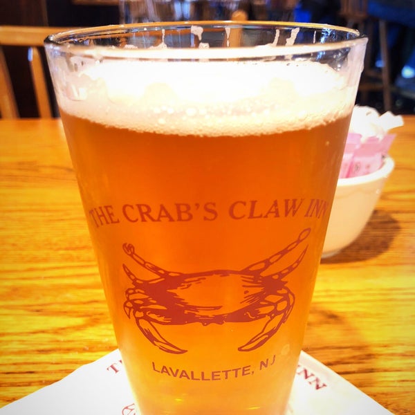 Снимок сделан в Crab&#39;s Claw Inn пользователем Marc 2/15/2018