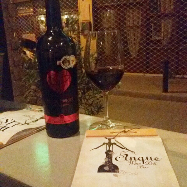5/28/2016 tarihinde Anna A.ziyaretçi tarafından Cinque Wine &amp; Deli Bar'de çekilen fotoğraf