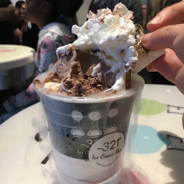 Photo prise au -321° Ice Cream Shop par KW le7/29/2017