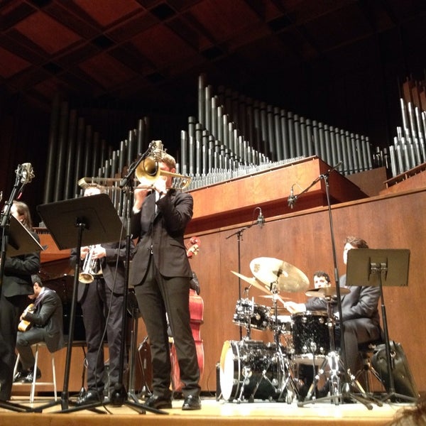 11/12/2013에 Melissa G.님이 Paul Recital Hall at Juilliard에서 찍은 사진