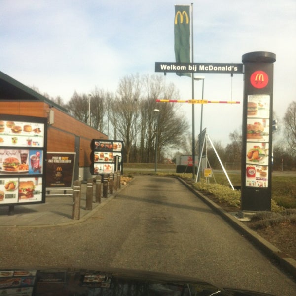 รูปภาพถ่ายที่ McDonald&#39;s โดย Maurice M. เมื่อ 3/24/2013