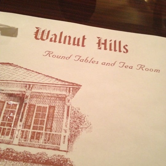 5/30/2013 tarihinde Alexandra G.ziyaretçi tarafından Walnut Hills Restaurant &amp; Round Table'de çekilen fotoğraf