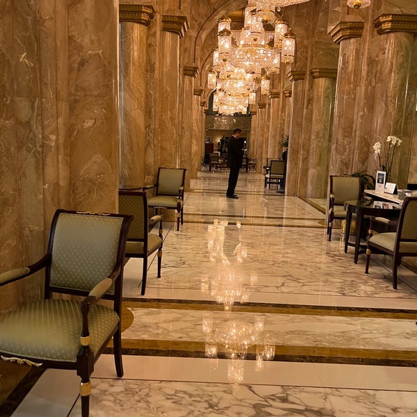 Foto diambil di Sheraton Kuwait, a Luxury Collection Hotel oleh &quot; A. pada 4/18/2022