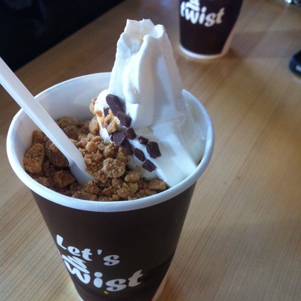 รูปภาพถ่ายที่ Twist Frozen Yogurt &amp; Smoothies โดย Marko เมื่อ 10/3/2013