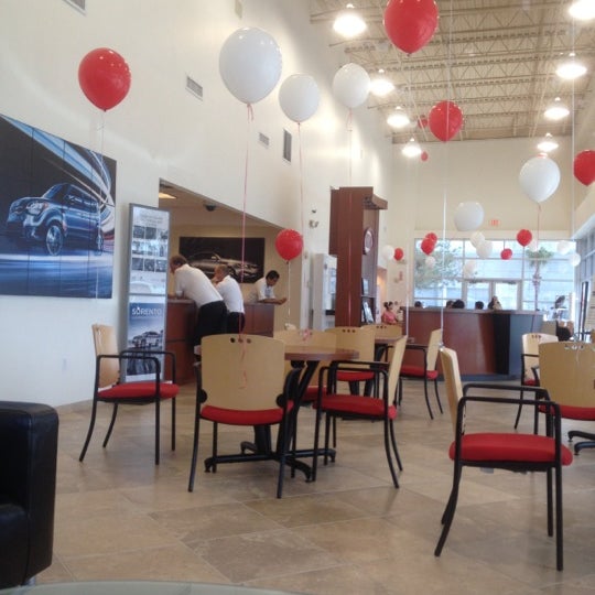 Photos at Greenway Kia West Auto Dealership in Orlando