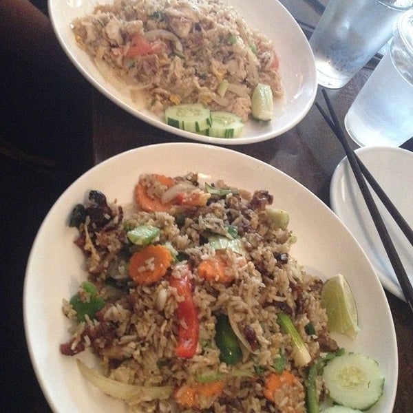 Photo taken at Dee Thai Restaurant by Jose C. on 9/28/2014