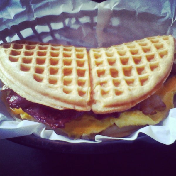 4/28/2013 tarihinde Krissy R.ziyaretçi tarafından swaffles. the original stuffed waffle'de çekilen fotoğraf