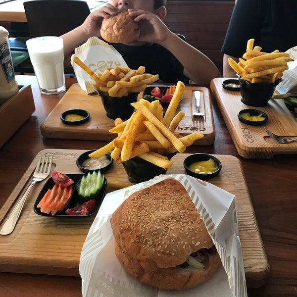Photo taken at Cozy Burger &amp; Steak by Fehmi Y. on 8/30/2018