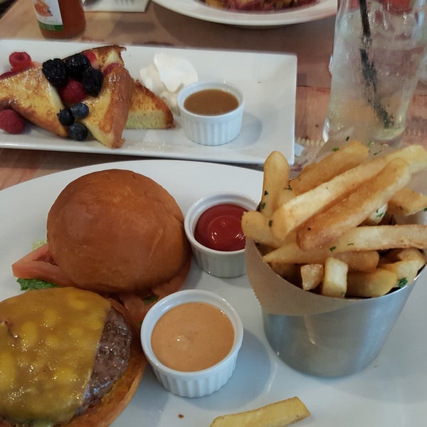 Went for brunch, had an amazing cheeseburger!