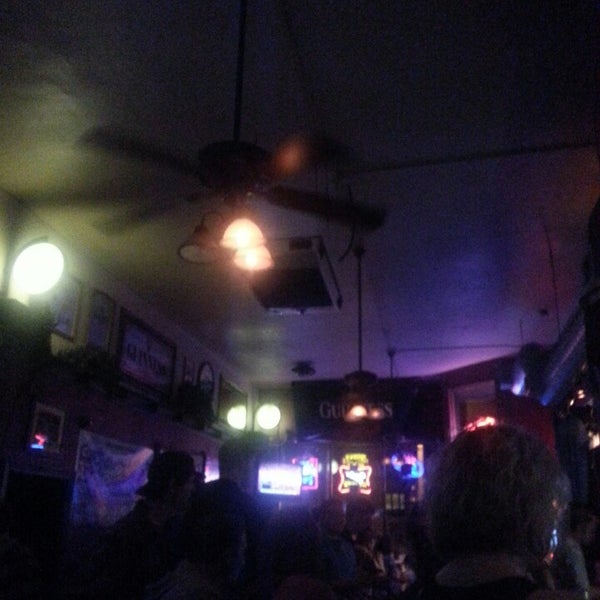 Foto tirada no(a) Eastsider Bar por Mary Jane S. em 5/4/2013