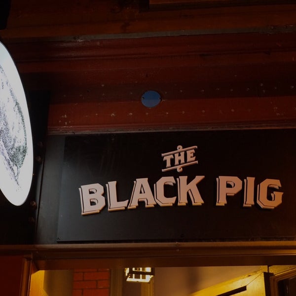 Foto diambil di The Black Pig oleh Edsel L. pada 12/4/2014