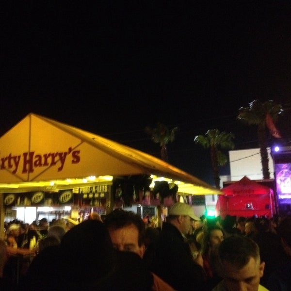 3/15/2014 tarihinde SLICKziyaretçi tarafından Dirty Harry&#39;s Pub &amp; Package'de çekilen fotoğraf
