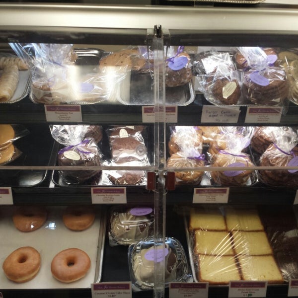 Das Foto wurde bei Not Jus Donuts Bakery Cakes-Pies-Cookies and More von Tiffany Schennel W. am 5/24/2014 aufgenommen