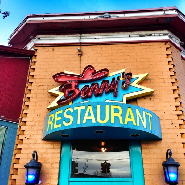Foto scattata a Benny&#39;s Restaurant and Tequila Bar da Mike L. il 2/3/2013