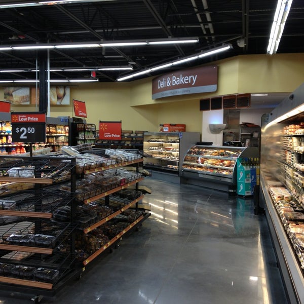 Walmart Neighborhood Market Covingtonの食料品店