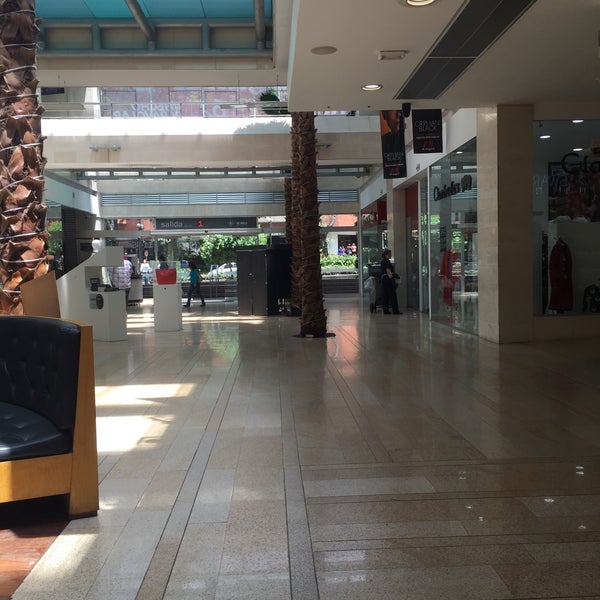 Foto tirada no(a) Centro Comercial El Retiro por Carlos M. em 2/21/2015