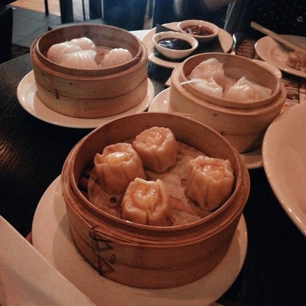 Foto diambil di Koi Fine Asian Cuisine &amp; Lounge oleh Sarah P. pada 6/11/2014