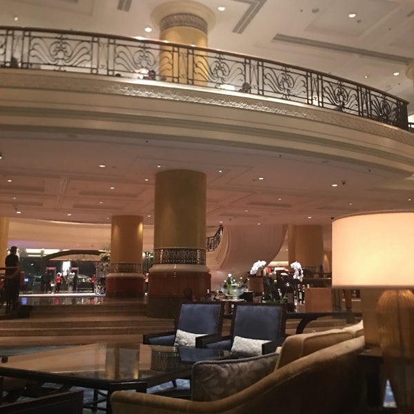 9/4/2017 tarihinde Rob G.ziyaretçi tarafından Lobby Lounge at Makati Shangri-La'de çekilen fotoğraf