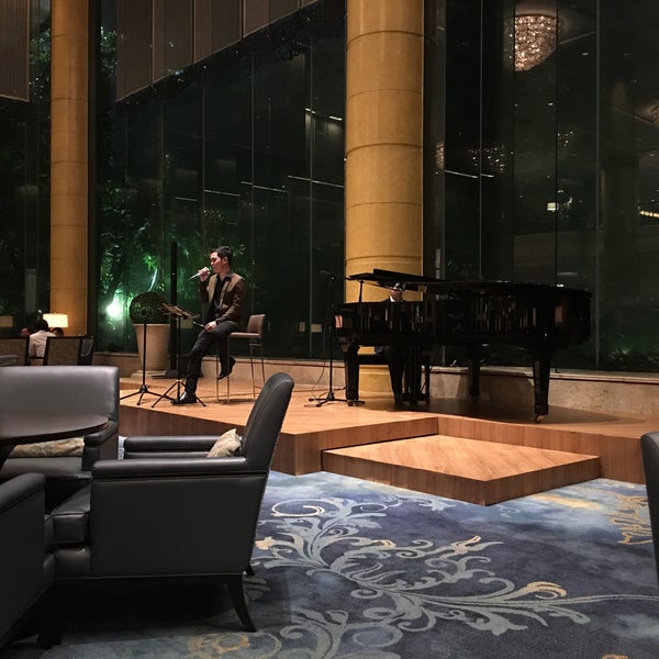 7/3/2017 tarihinde Rob G.ziyaretçi tarafından Lobby Lounge at Makati Shangri-La'de çekilen fotoğraf