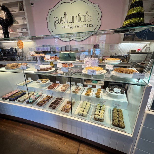 รูปภาพถ่ายที่ Petunia&#39;s Pies &amp; Pastries โดย Denise N. เมื่อ 10/27/2023