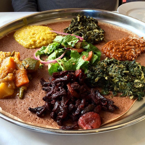 Das Foto wurde bei Demera Ethiopian Restaurant von Denise N. am 11/14/2015 aufgenommen
