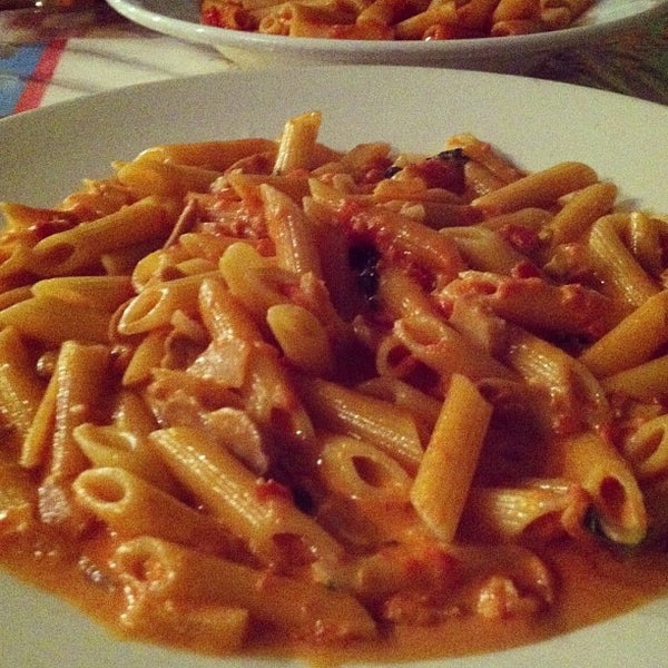 Foto diambil di Napoli Pizza &amp; Pasta oleh Sameer pada 9/14/2013