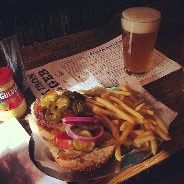 10/20/2012にSameerがBlack Iron Burgerで撮った写真