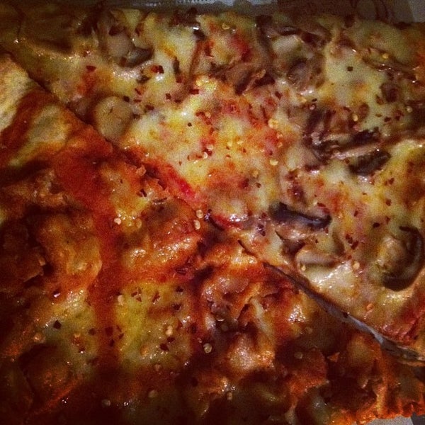Снимок сделан в Napoli Pizza &amp; Pasta пользователем Sameer 6/28/2013