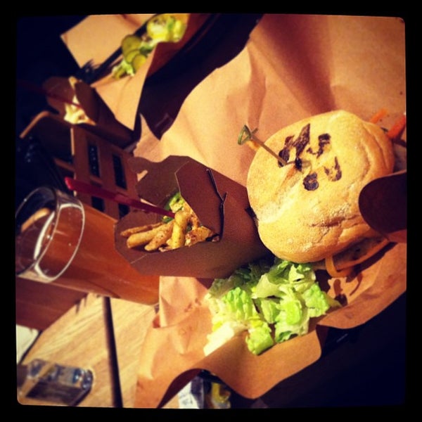 1/31/2013 tarihinde Sameerziyaretçi tarafından High Heat Burgers &amp; Tap'de çekilen fotoğraf