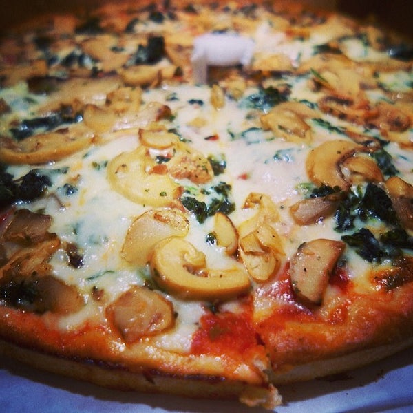 Foto diambil di Cassiano&#39;s Pizza oleh Sameer pada 2/23/2014