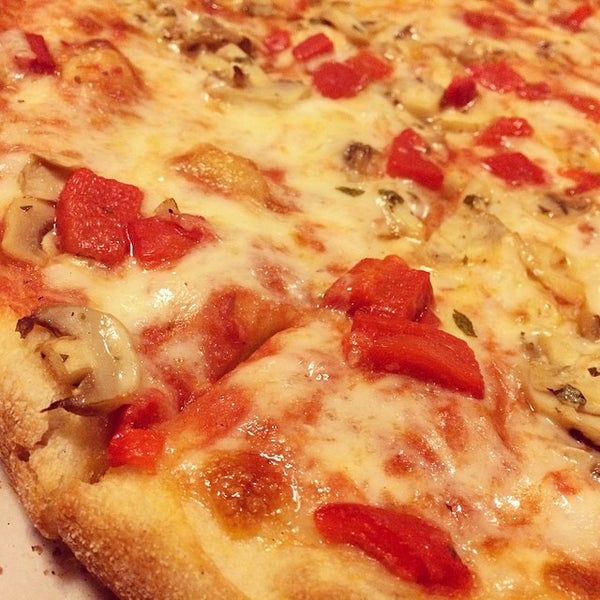 Foto tomada en Cassiano&#39;s Pizza  por Sameer el 4/6/2014