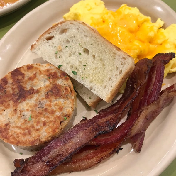 Photo taken at Snooze, an A.M. Eatery by Lisa K. on 2/20/2019