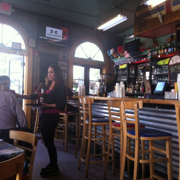 Foto tomada en 701 Bar &amp; Restaurant  por Claudia C. el 3/28/2013