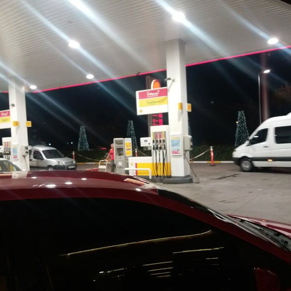 Photo taken at Shell by Ibrahim Ö. on 8/10/2018