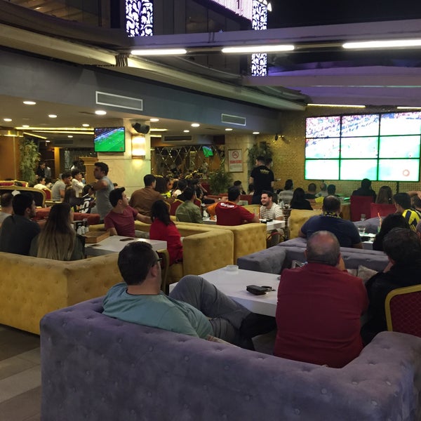 Foto scattata a Palace Cafe Restaurant &amp; Bowling da Şahin T. il 9/28/2019