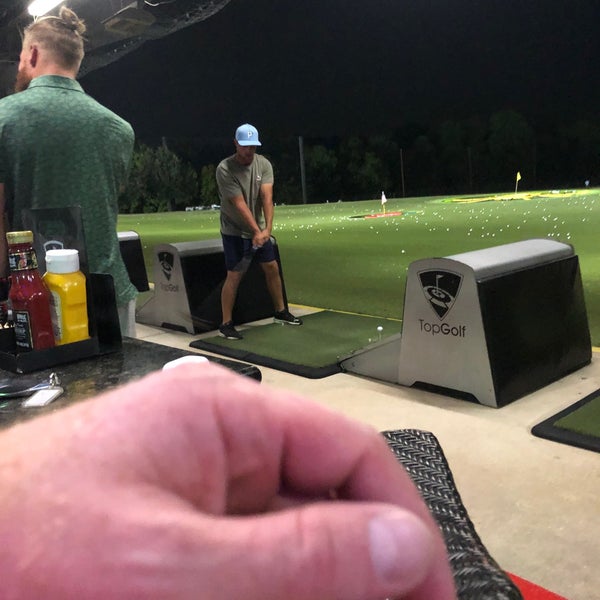 Foto diambil di Topgolf oleh Chris L. pada 9/9/2021