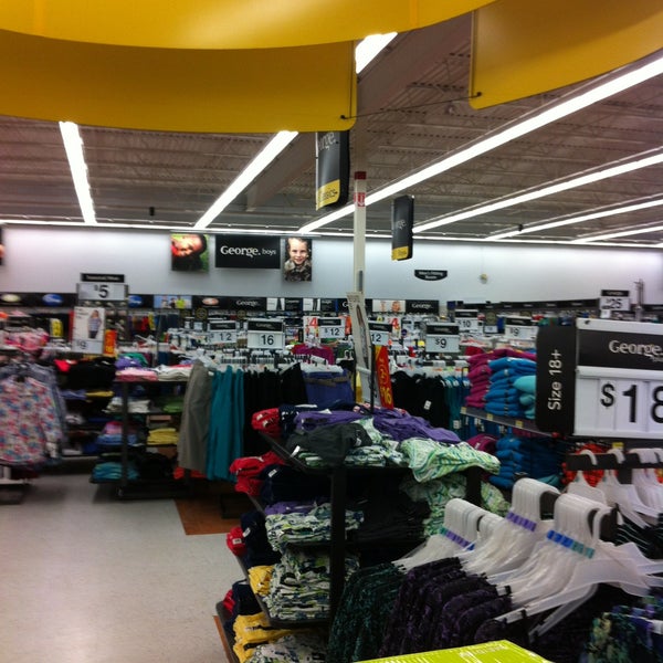 รูปภาพถ่ายที่ Walmart Pharmacy โดย Natalie W. เมื่อ 4/24/2013