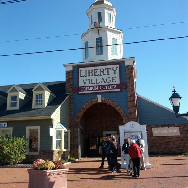 Foto diambil di Liberty Village Outlet Marketplace oleh Mark S. pada 11/4/2013