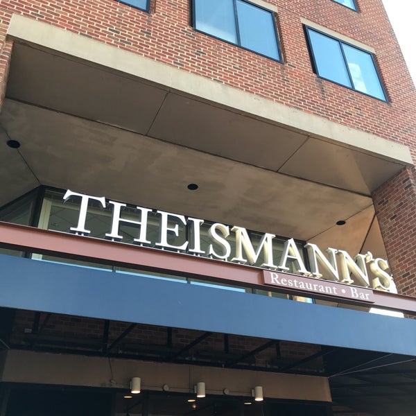 Foto scattata a Joe Theismann&#39;s Restaurant da Erik G. il 4/9/2017