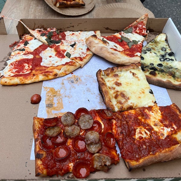 4/18/2024 tarihinde joeziyaretçi tarafından Prince Street Pizza'de çekilen fotoğraf