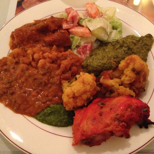 Foto tirada no(a) Diwani Indian Restaurant por Mario K. em 8/6/2013